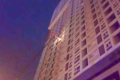 Cứu thoát 19 người ra khỏi đám cháy chung cư