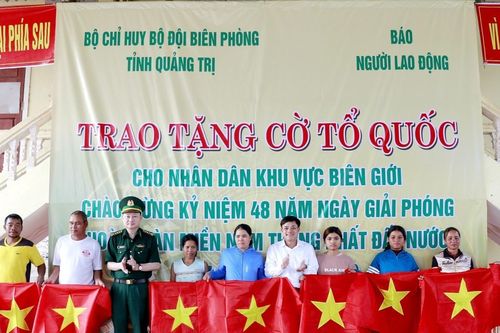Biên phòng Quảng Trị trao 1.400 lá cờ Tổ quốc cho người dân biên giới