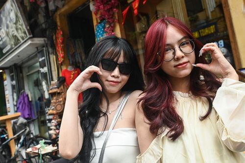 Du khách quốc tế 'đổ bộ' phố xá Hà Nội ngày đầu nghỉ lễ 30/4