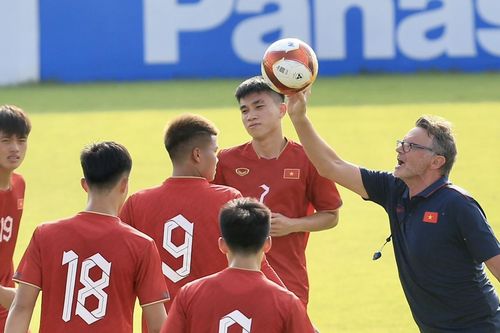 U22 Việt Nam rộn tiếng cười, hứng khởi chờ đấu Lào