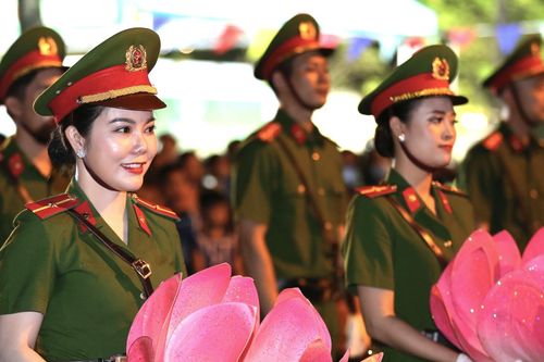 Hình ảnh nữ công an xinh đẹp cùng đoàn nhạc biểu diễn trên đường phố Đà Nẵng