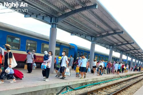Người dân Nghệ An ùn ùn về quê nghỉ lễ