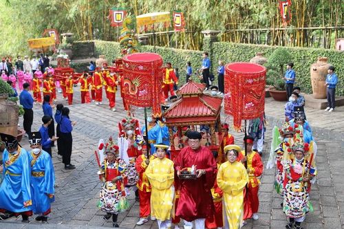 Người dân cả nước thành kính dâng hương tưởng nhớ các Vua Hùng