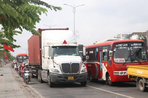 Trạm thu phí cầu Rạch Miễu: Nhiều lần ngừng thu phí để giảm ùn tắc
