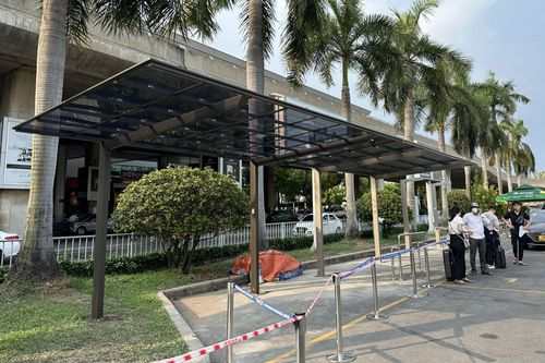 Lắp mái che khu vực hành khách đón xe ở sân bay Tân Sơn Nhất