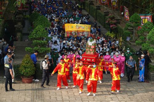 TP Hồ Chí Minh long trọng dâng hương, dâng hoa tưởng niệm các Vua Hùng