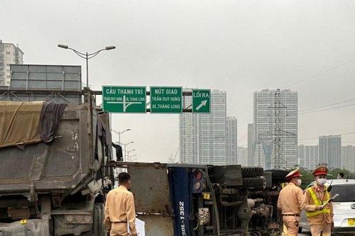 Hà Nội: 5 ô tô tai nạn liên hoàn, đường vành đai 3 trên cao ùn tắc