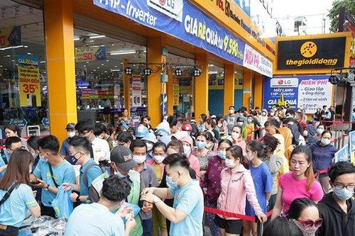 Người tiêu dùng hào hứng mua hàng 'Giá Rẻ Quá' chỉ 10k tại Thế Giới Di Động và Điện Máy Xanh