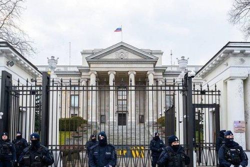 Cảnh sát Ba Lan ập vào tịch thu trường học Nga ở Warsaw, Moscow phản ứng mạnh mẽ