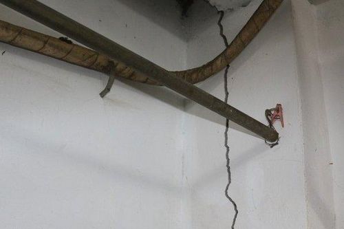 Xử lý vụ nứt tường nhà dân hàng loạt cạnh công trình khách sạn 19 tầng