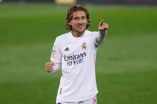 Modric dính chấn thương, nghỉ trận gặp Man City