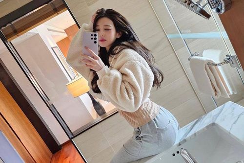Nữ thần tượng 19 tuổi 'xinh như búp bê'