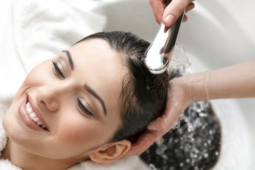 Gội đầu ban đêm là nguyên nhân gây bệnh nấm da đầu?