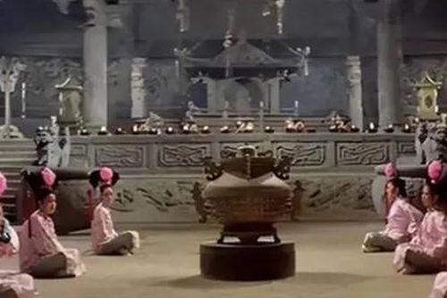 Vì sao cung nữ sợ canh giữ hoàng lăng hơn bị ép tuẫn táng cùng hoàng đế?