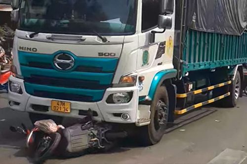 Cô gái trẻ bò ra từ gầm xe tải, chưa kịp hoàn hồn đã đau đớn tột cùng khi phát hiện mẹ đã tử vong