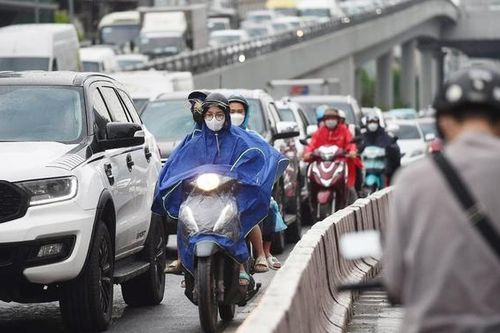 Trong mưa lớn, dòng người chen kín nhau rời Thủ đô ngày đầu nghỉ lễ