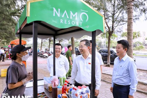 Bí thư Thành ủy Nguyễn Văn Quảng thăm, kiểm tra phố ăn vặt Nam Ô