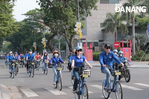 Hơn 100 đoàn viên đạp xe diễu hành tuyên truyền sử dụng xe đạp công cộng