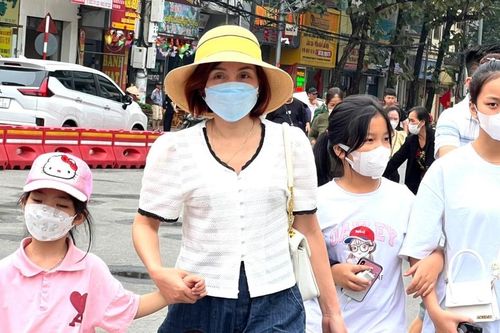 Nhộn nhịp khách du lịch xuất cảnh qua biên giới