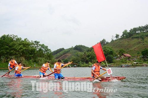 Hội đua mảng và giới thiệu nông sản đặc trưng xã Yên Lập