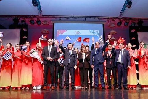 Chương trình nghệ thuật kỷ niệm 30 năm thiết lập quan hệ ngoại giao Việt Nam - Uruguay
