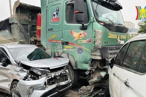 5 ô tô đâm liên hoàn, đường Vành đai 3 ùn tắc