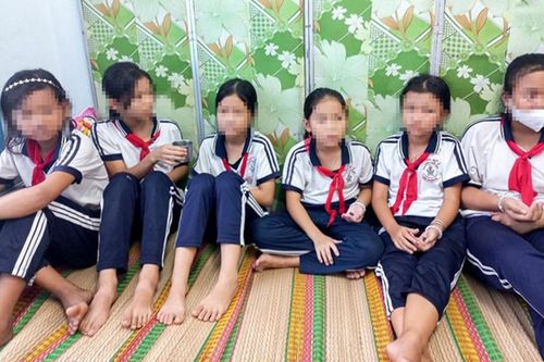 Bình Phước: 9 học sinh ngộ độc nhập viện sau khi ăn kẹo mua ở cổng trường