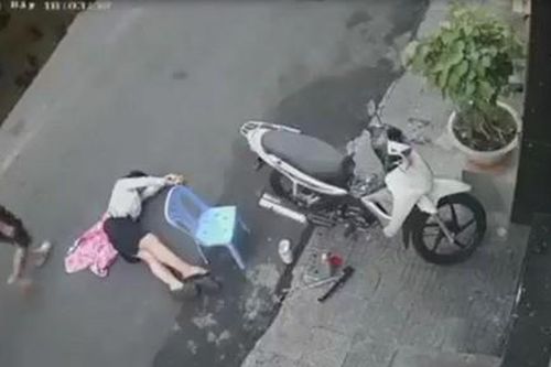 Cảnh sát hình sự truy nhanh 2 kẻ giật túi xách khiến cô gái té bất động trên đường