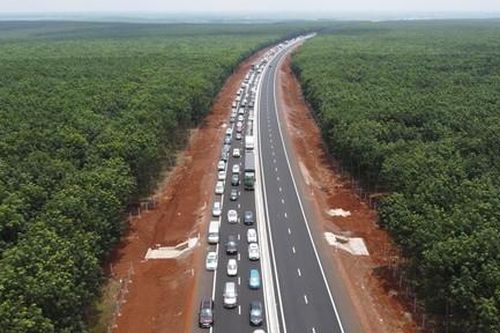 Cao tốc Dầu Giây – Phan Thiết ùn tắc nhiều km ở hai đầu trong ngày thông xe