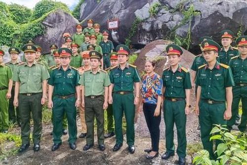 Rạng ngời đón ngày lễ thống nhất trên ngọn đồi Tức Dụp