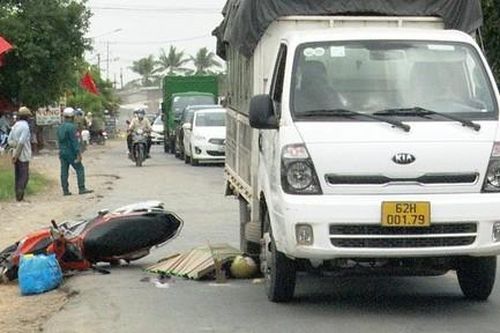 Trượt ngã trên đường, người phụ nữ bị xe tải cán tử vong