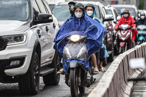 Người dân đội mưa, hối hả, chật vật rời Hà Nội về quê nghỉ lễ 30/4-1/5