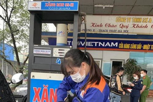 Hà Nội: Hàng trăm khách hàng bị mua xăng giả với giá cao