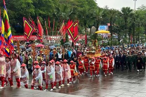 Dòng người nô nức về đền Hùng dâng hương trong ngày Giỗ Tổ