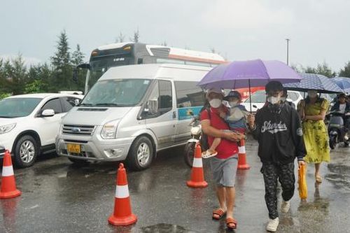 Ngày đầu nghỉ lễ 30/4: Cửa khẩu Móng Cái chật kín, Hải Phòng huy động toàn bộ phà phục vụ du khách sang đảo