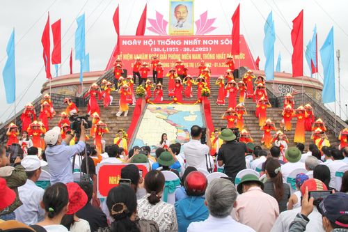 Xúc động Lễ thượng cờ 'Thống nhất non sông' bên dòng Bến Hải
