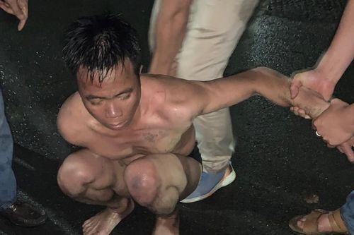 Kẻ bị truy nã đặc biệt nguy hiểm lẩn trốn 2 tiếng đồng hồ dưới nước