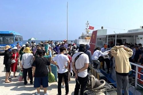 Quảng Ngãi: Rất đông du khách ra đảo Lý Sơn dịp lễ 30/4 và 1/5