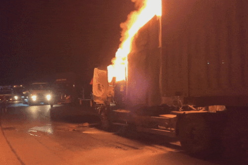 Xe container bất ngờ bốc cháy khi đang chạy trên quốc lộ