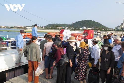 Huy động tối đa tàu đưa khách ra đảo Lý Sơn