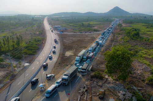Dòng xe xung đột khi ra vào cao tốc Phan Thiết - Dầu Giây