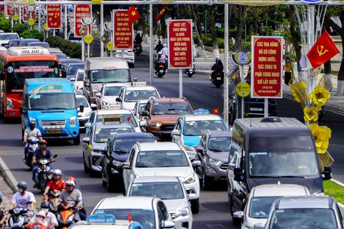 Lần đầu tiên sau 3 năm, đường ven biển Nha Trang kẹt cứng du khách