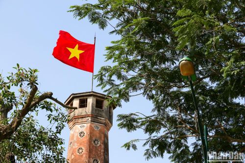 Hà Nội rực rỡ cờ hoa dịp lễ 30/4