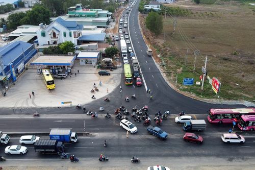 Giải pháp chống ùn tắc giao thông vào cao tốc đoạn Phan Thiết-Dầu Giây