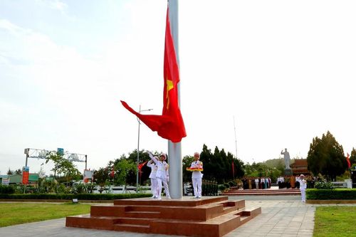 Thiêng liêng Lễ Thượng cờ Tổ quốc trên đảo tiền tiêu Cô Tô