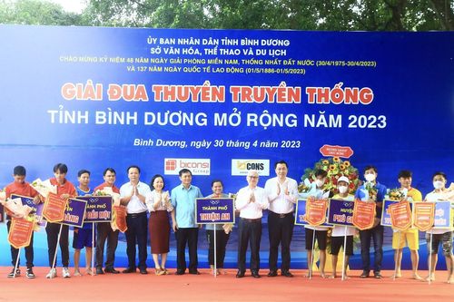 Sôi nổi đua thuyền truyền thống trên sông Sài Gòn