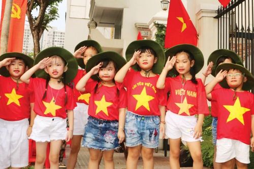 Thiêng liêng cờ Tổ Quốc