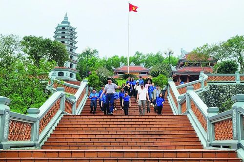 Đền thiêng soi bóng
