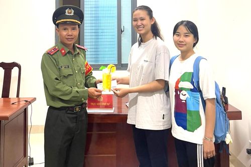 2 nữ sinh nhặt được 15 triệu đồng trả lại người đánh rơi