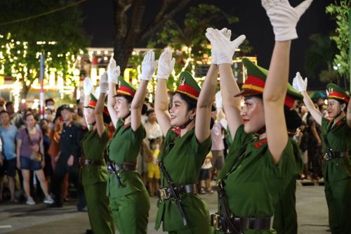 Đoàn nghi lễ Công an nhân dân biểu diễn trên đường phố Đà Nẵng